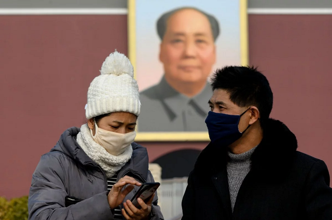 Người dân Trung Quốc đeo khẩu trang phòng bệnh viêm phổi. Ảnh: AFP
