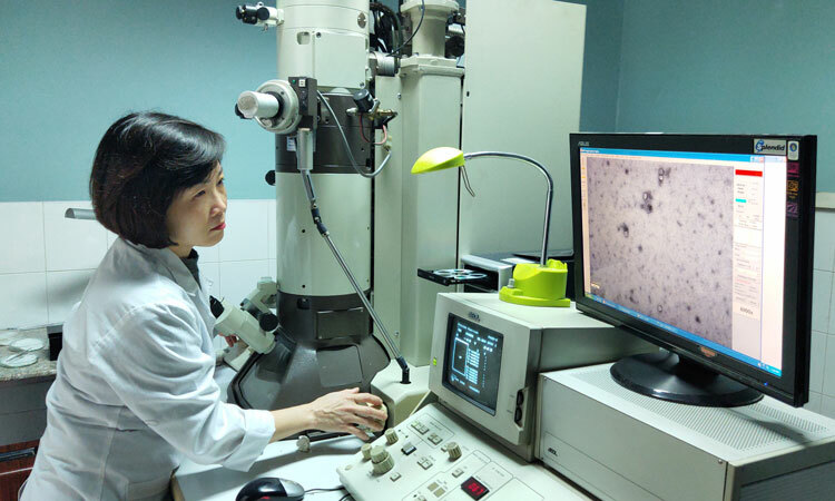 Nhân viên nghiên cứu nuôi cấy virus corona tại Viện Vệ sinh Dịch tễ Trung ương ngày 7/2. Ảnh: Nguyễn Chi.