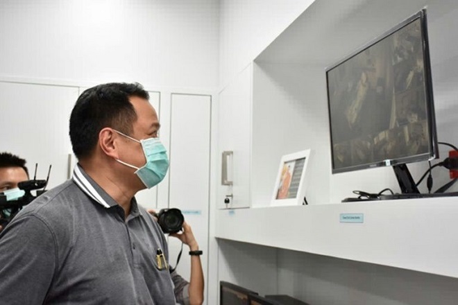 Bộ trưởng Y tế Thái Lan xem hình ảnh trong Viện truyền nhiễm Bamrasnaradua  nơi các bệnh nhân nhiễm nCoV đang được cách ly. Ảnh AFP